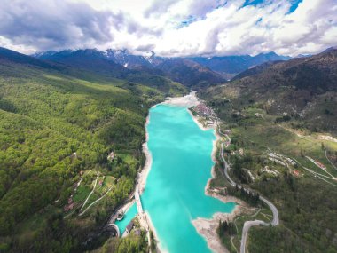 Valcellina-Prodenone 'da güneşli bir günde yukarıdan panoramik hava manzaralı Barcis Gölü, Dolomitleri ziyaret etmek için bir yer