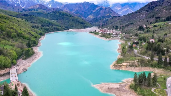 Valcellina-Prodenone 'da güneşli bir günde yukarıdan panoramik hava manzaralı Barcis Gölü, Dolomitleri ziyaret etmek için bir yer
