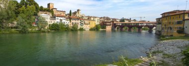 Borgo di Bassano del Grappa e Ponte Vecchio sul fiume piave