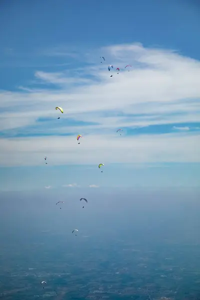 Paracadutisti Parapendio Volo Con Sfondo Nel Cielo Blu — Fotografia de Stock