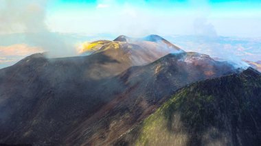 Etna kraterinin yukarıdan görünüşü sülfür ve dumanla dolu panoramik bir hava fotoğrafında. Etna Volkanı 'ndan 22 Ağustos 2021' de çekildi.