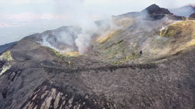 Etna kraterinin yukarıdan görünüşü sülfür ve dumanla dolu panoramik bir hava fotoğrafında. Etna Volkanı 'ndan 22 Ağustos 2021' de çekildi.