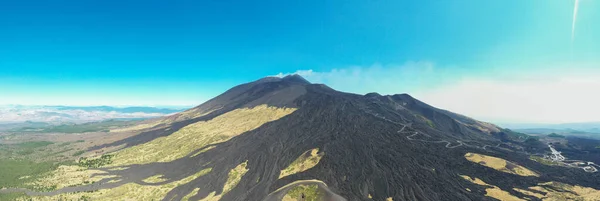 Güneşli bir günde yukarıdan havadan eski lav akışına sahip Etna volkanı. 22 Ağustos 2021 'de çekilmiş.