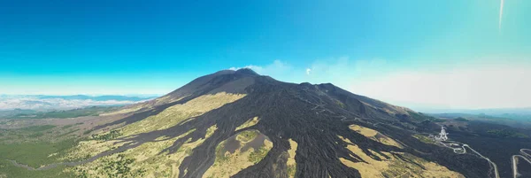 Güneşli bir günde yukarıdan havadan eski lav akışına sahip Etna volkanı. 22 Ağustos 2021 'de çekilmiş.