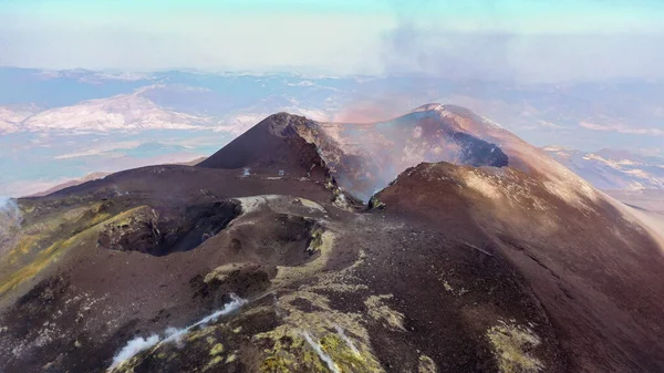 Etna kraterinin yukarıdan görünüşü sülfür ve dumanla dolu panoramik bir hava fotoğrafında. Etna Volkanı 'ndan 22 Ağustos 2021' de çekildi.