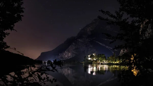 Toblino Kalesi Toblino Gölü 'nde yıldızlı gökyüzü ve dağın altında