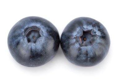 Beyaz arkaplanda taze yaban mersini