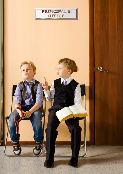 Schoolboys are sitting beside the principal's office — Stock Photo, Image