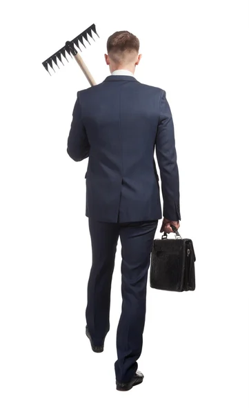 Giovane uomo d'affari con valigetta e rastrello sul bianco — Foto Stock