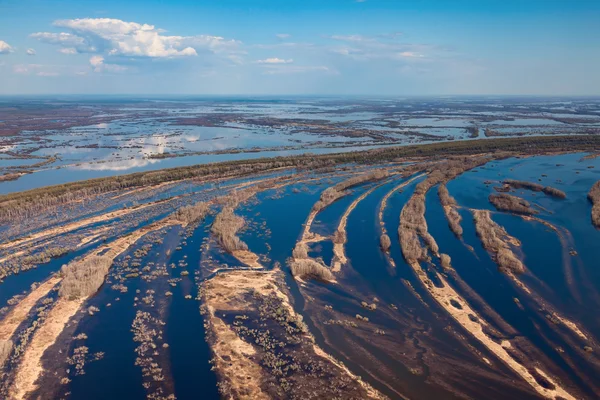 Vista aérea de inundação-terra ao lado do grande rio durante a primavera — Fotografia de Stock