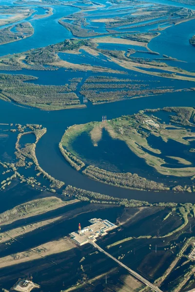 Oil rig in flooded area near great river, top view — Stock Photo, Image