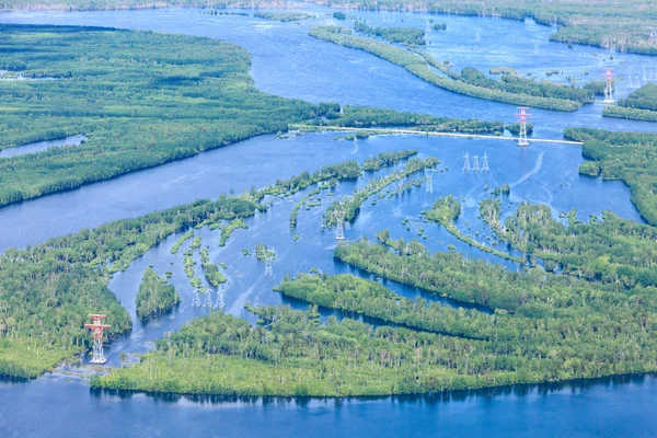 Landsväg i översvämmad skog plain — Stockfoto