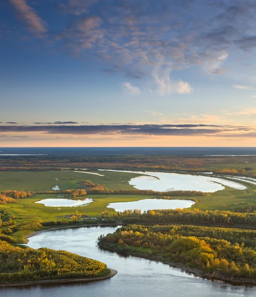 Vista superiore del fiume calmo nella sera d'autunno — Foto Stock