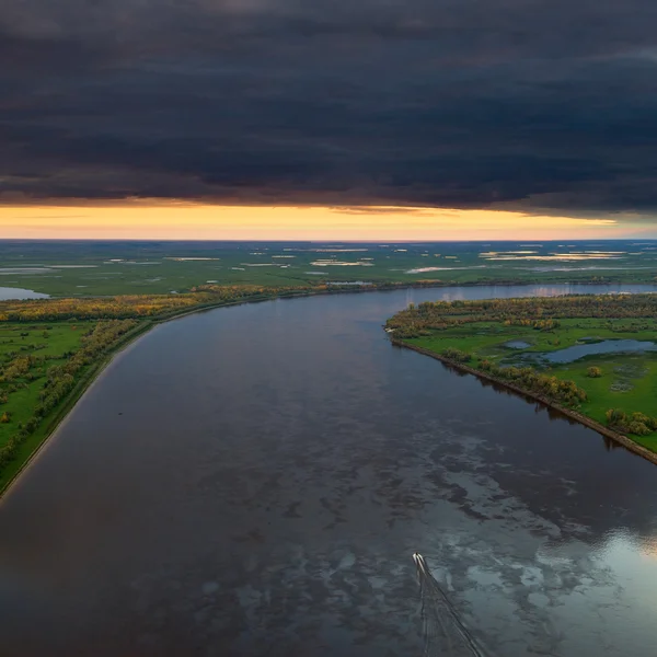 Вид сверху спокойной реки в осенний вечер — стоковое фото
