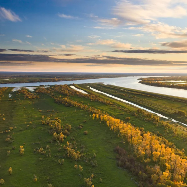 Bovenaanzicht van kalme rivier in herfst avond — Stockfoto