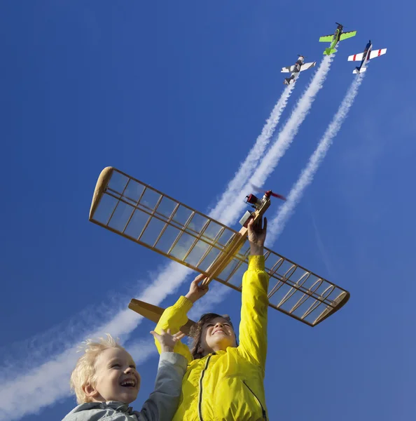 Barn som leker med en modell glider — Stockfoto