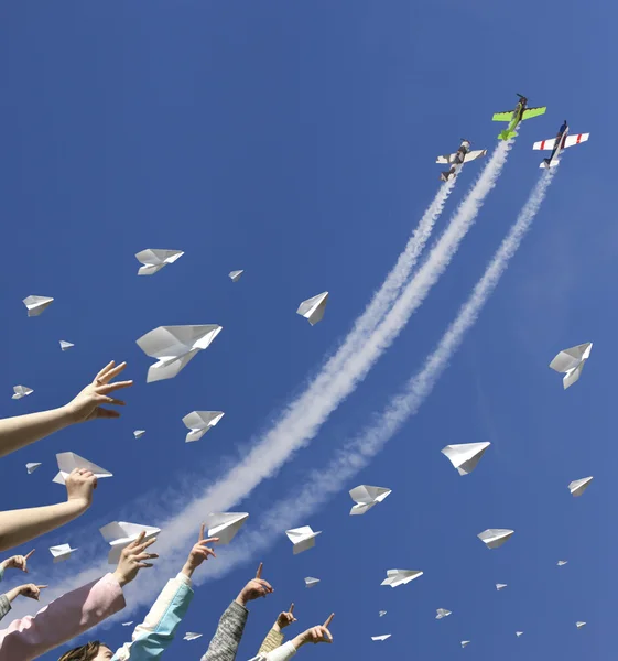 纸飞机在天空中的，很多人 — 图库照片