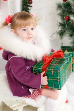 Noel ağacı yanında kız bebek 