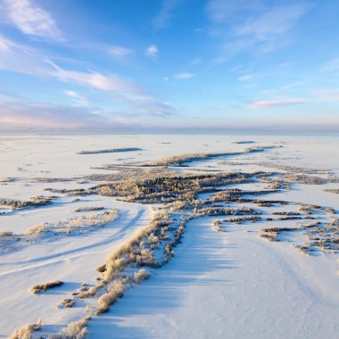 Soğuk kış günü, üstten görünüm sırasında orman Nehri