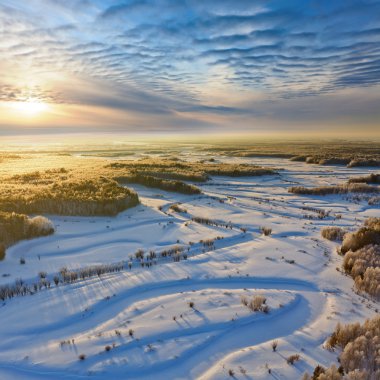 Soğuk kış sabahı, üstten görünüm sırasında orman Nehri