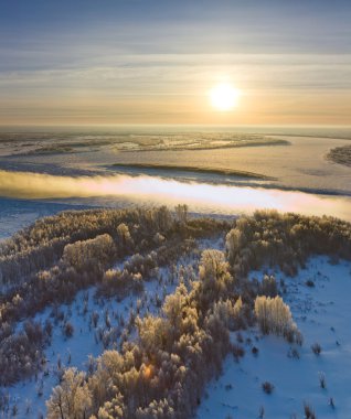 Soğuk kış sabahı, üstten görünüm sırasında orman Nehri