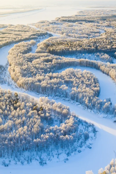Lesní řeka během chladného zimního dne, pohled shora — Stock fotografie