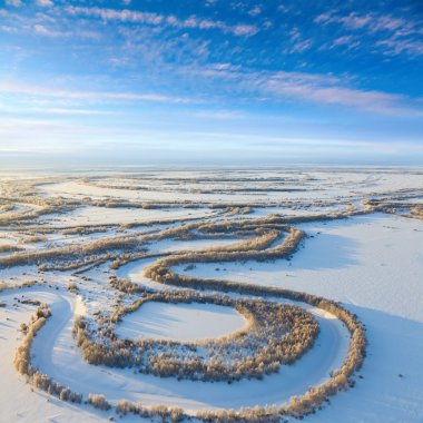 Soğuk kış günü, üstten görünüm sırasında orman Nehri