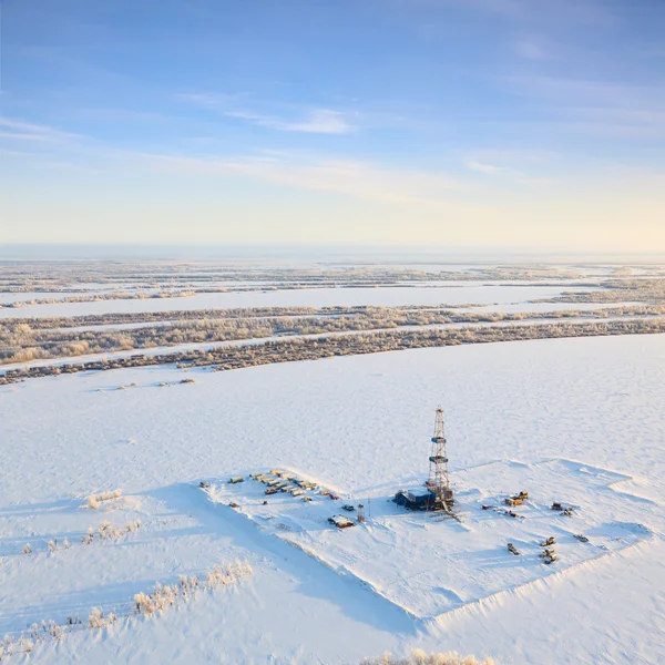 Terreno di inverno con piattaforma petrolifera in inverno vista superiore — Foto Stock