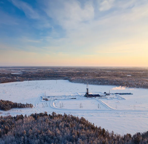 Terrain d'hiver avec la plate-forme de forage pétrolier en mode hiver, top — Photo