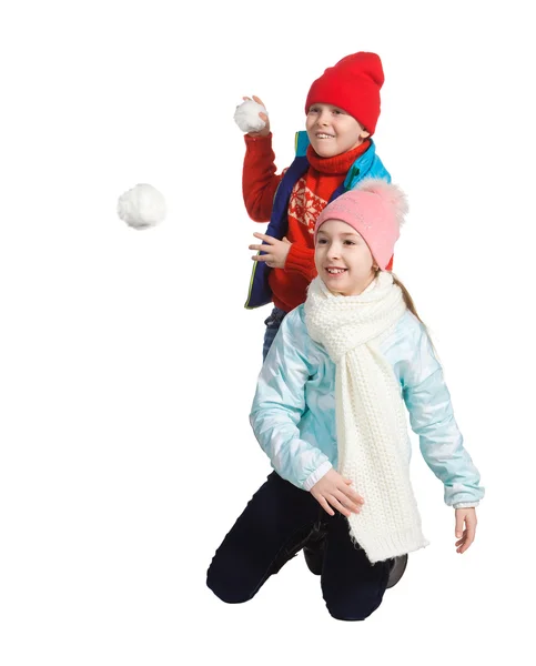 Kinder spielen im Schnee — Stockfoto