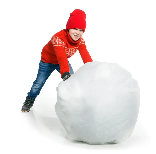 Junge spielt im Schnee — Stockfoto