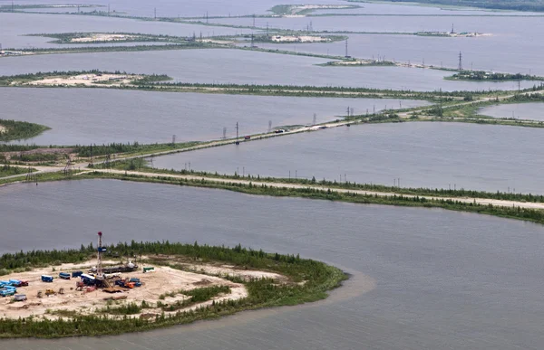 Campo de petróleo no lago, vista superior — Fotografia de Stock
