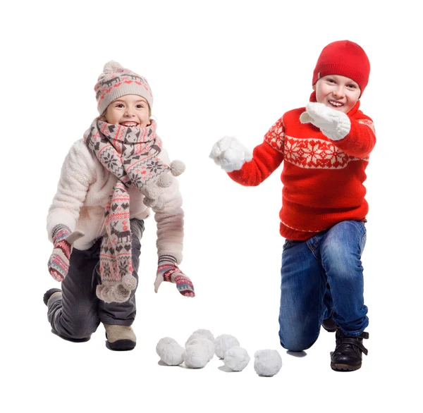 Kinder spielen im Schnee — Stockfoto