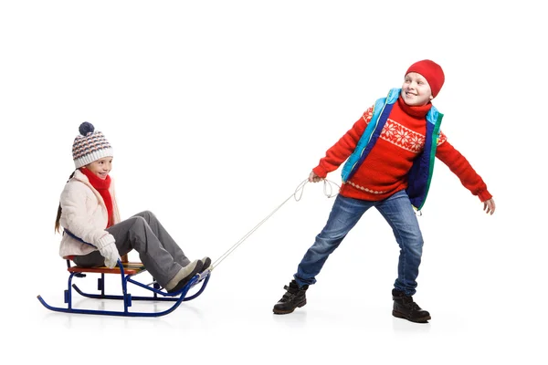 Zwei glückliche Kinder in Winterkleidung auf Schlitten — Stockfoto