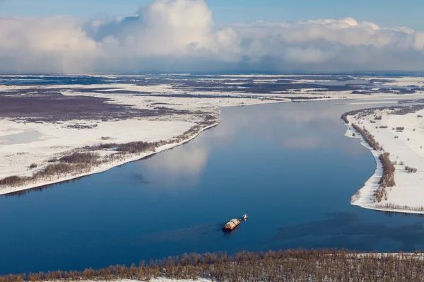 Πλοίο στον ποταμό στο χειμώνα, κορυφαία προβολή — Φωτογραφία Αρχείου