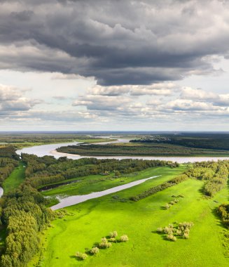 Yeşil orman çayır Nehri yakınında Üstten Görünüm