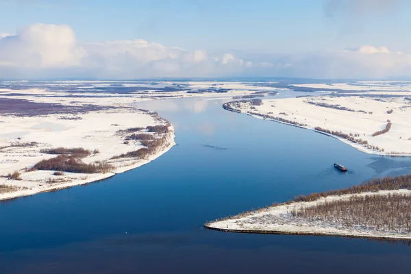 Πλοίο στον ποταμό στο χειμώνα, κορυφαία προβολή — Φωτογραφία Αρχείου