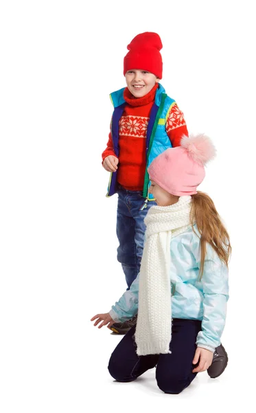 Niños jugando en la nieve — Foto de Stock