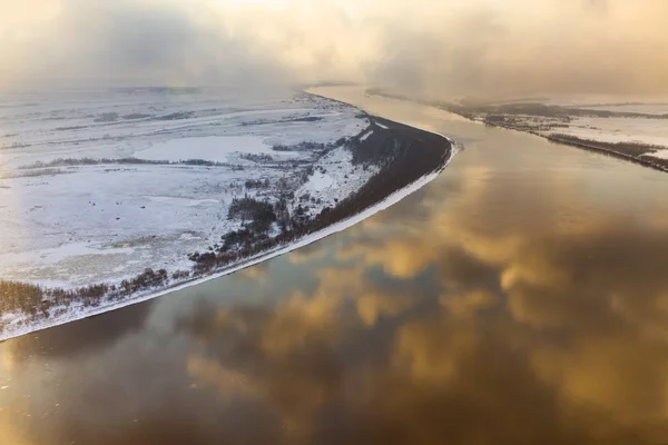 Zasněžený den na řece, pohled shora — Stock fotografie