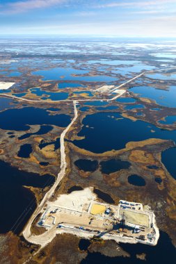 Petrol platformu üzerinde bataklık, üstten görünüm