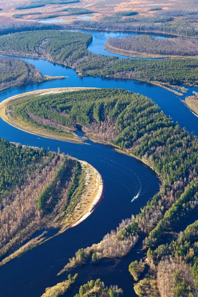 Wald-Fluss im Herbst, obere Ansicht — Stockfoto