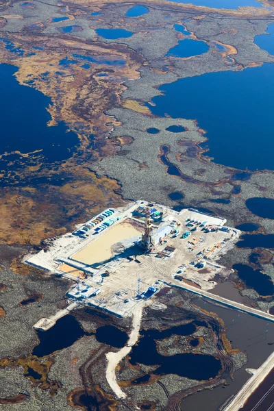 Piattaforma petrolifera sulla palude, vista dall'alto — Foto Stock