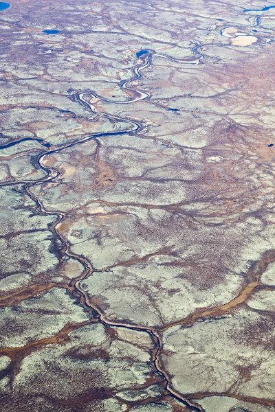 Тундра река в осень, сверху вид — стоковое фото