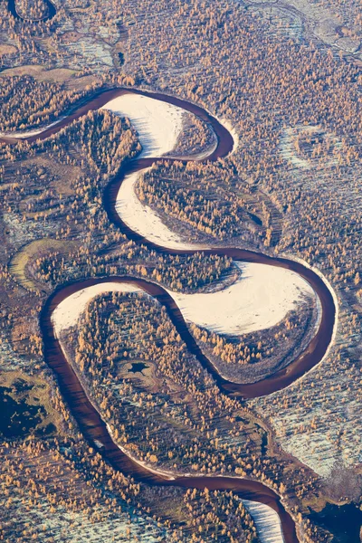 Toendra rivier in herfst, top uitzicht — Stockfoto