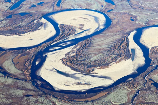 Toendra rivier in herfst, top uitzicht — Stockfoto