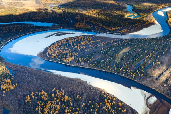 Τούνδρα ποταμού στο φθινόπωρο, κορυφαία προβολή — Φωτογραφία Αρχείου