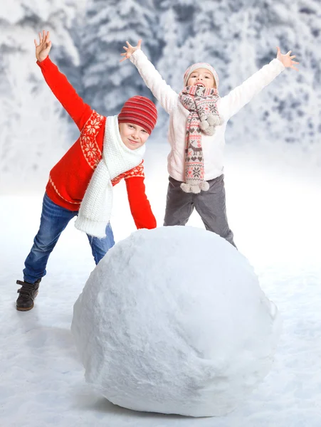 Çocukların kış döneminde bir kardan adam yapmak — Stok fotoğraf