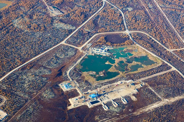 Gas o giacimento di petrolio nella tundra, vista dall'alto — Foto Stock