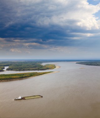 Su ulaştırma nehrinde, üstten görünüm