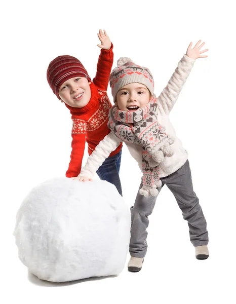 Dzieci zrobić bałwana w okresie zimowym, na białym tle — Zdjęcie stockowe